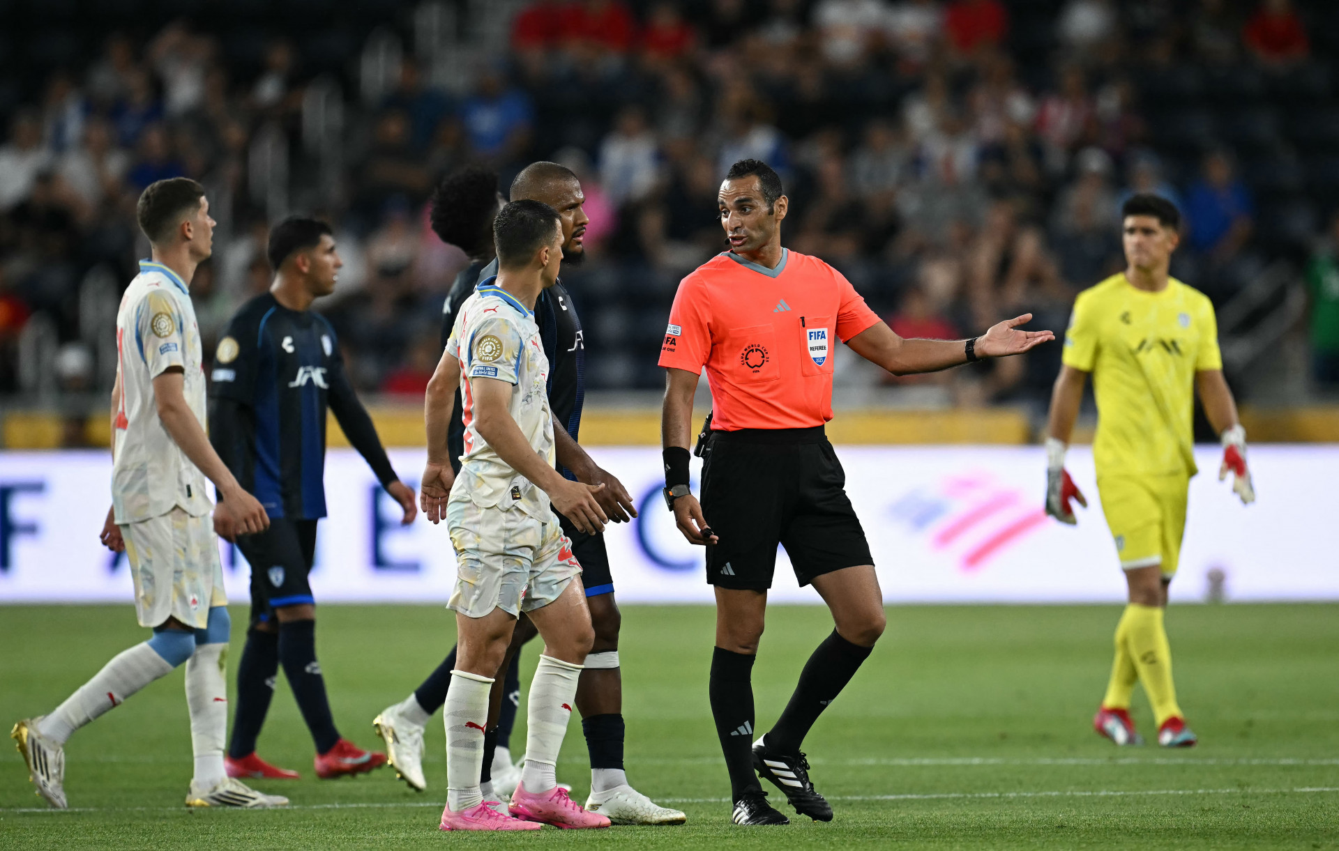 As condi&ccedil;&otilde;es clim&aacute;ticas em Cincinnati interromperam o jogo entre Pachuca e Salzburg por cerca de 1h40. A paralisa&ccedil;&atilde;o aconteceu no segundo tempo. Os austr&iacute;acos venceram o jogo por 2 a 1. - Paul Ellis / AFP