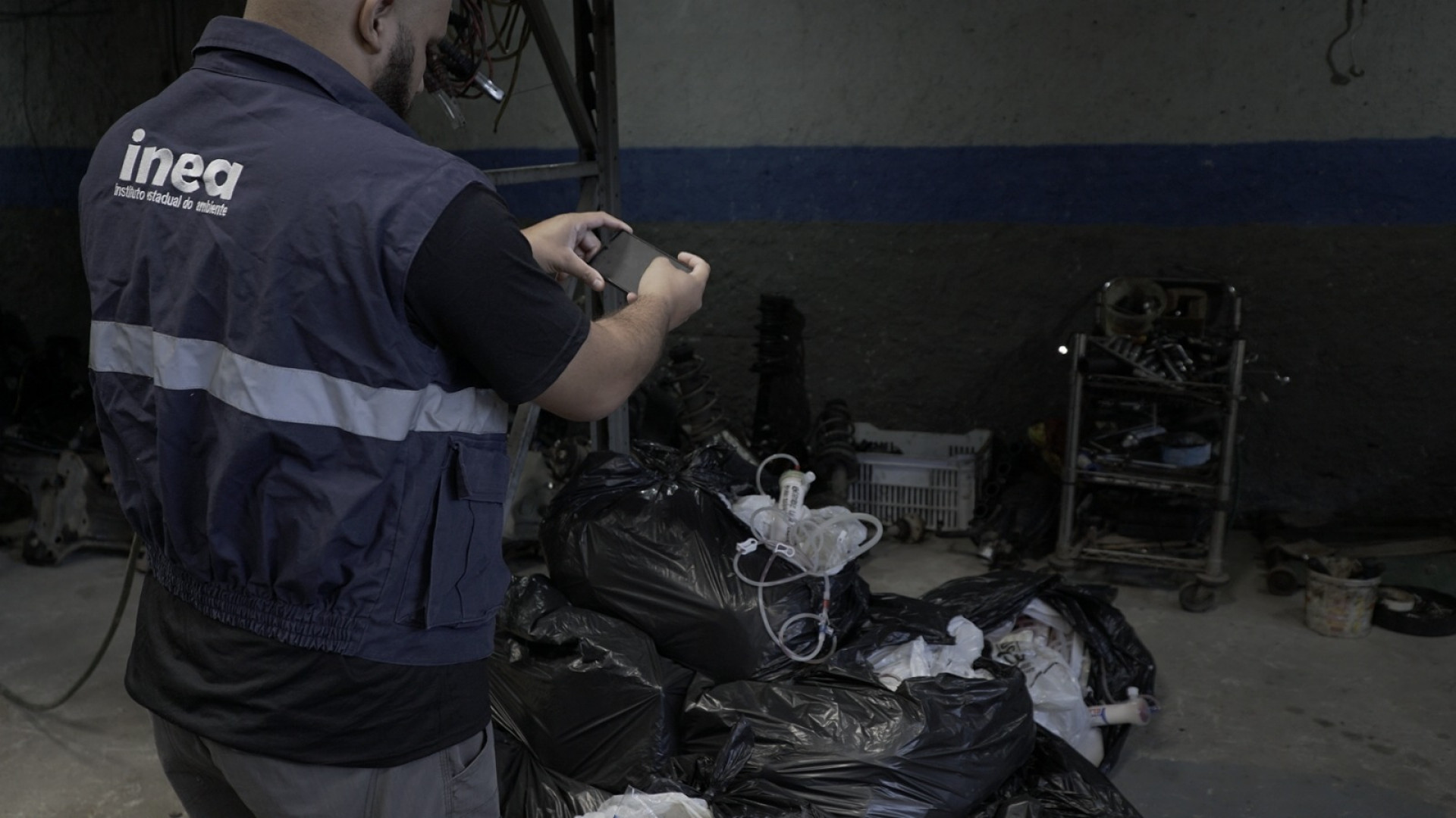 Ferro-velho irregular é interditado em Nova Iguaçu durante a Operação Desmonte - Divulgação / Detran-RJ