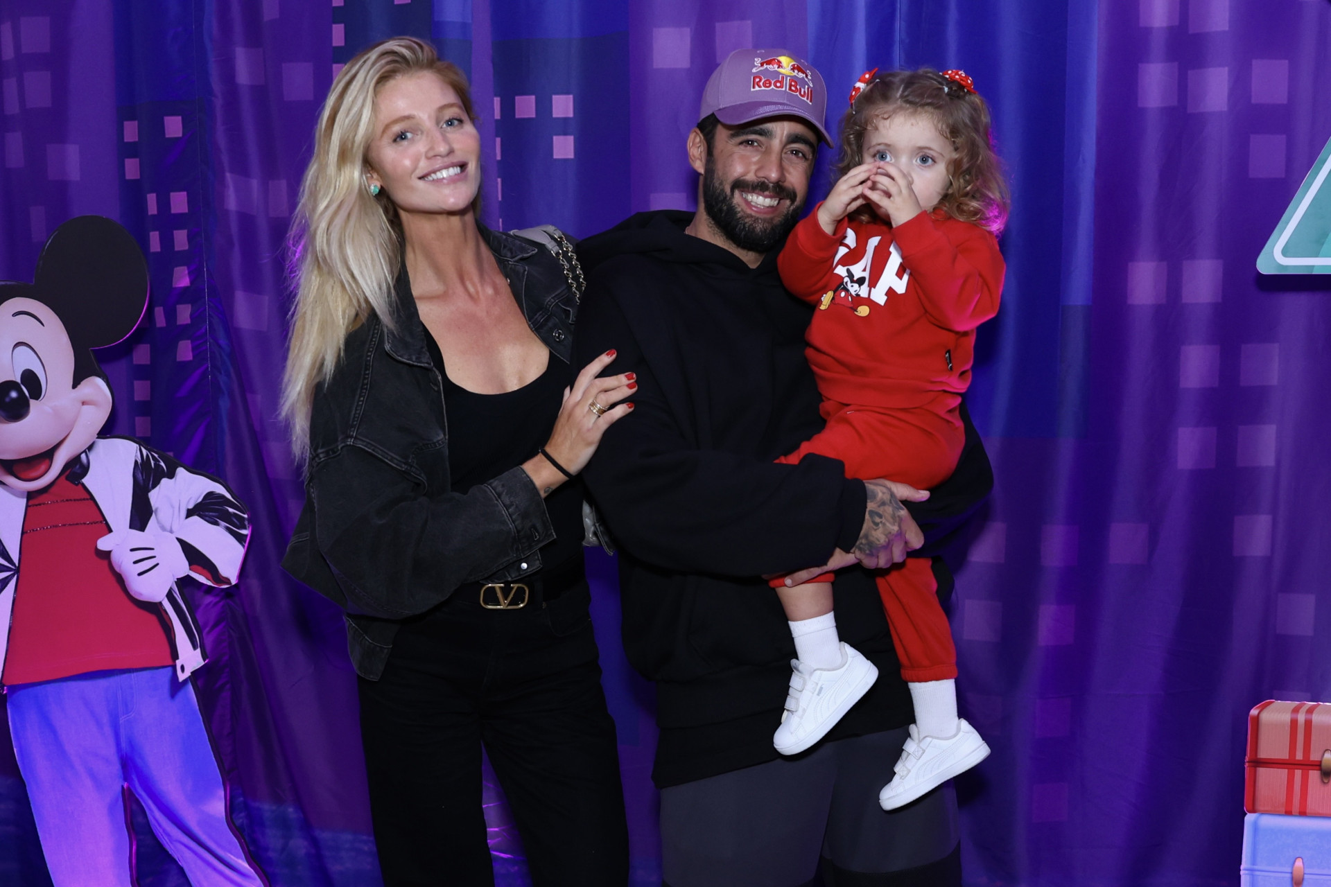 Cintia Dicker e Pedro Scooby com a filha, Aurora  - Roberto Filho/Brazil News