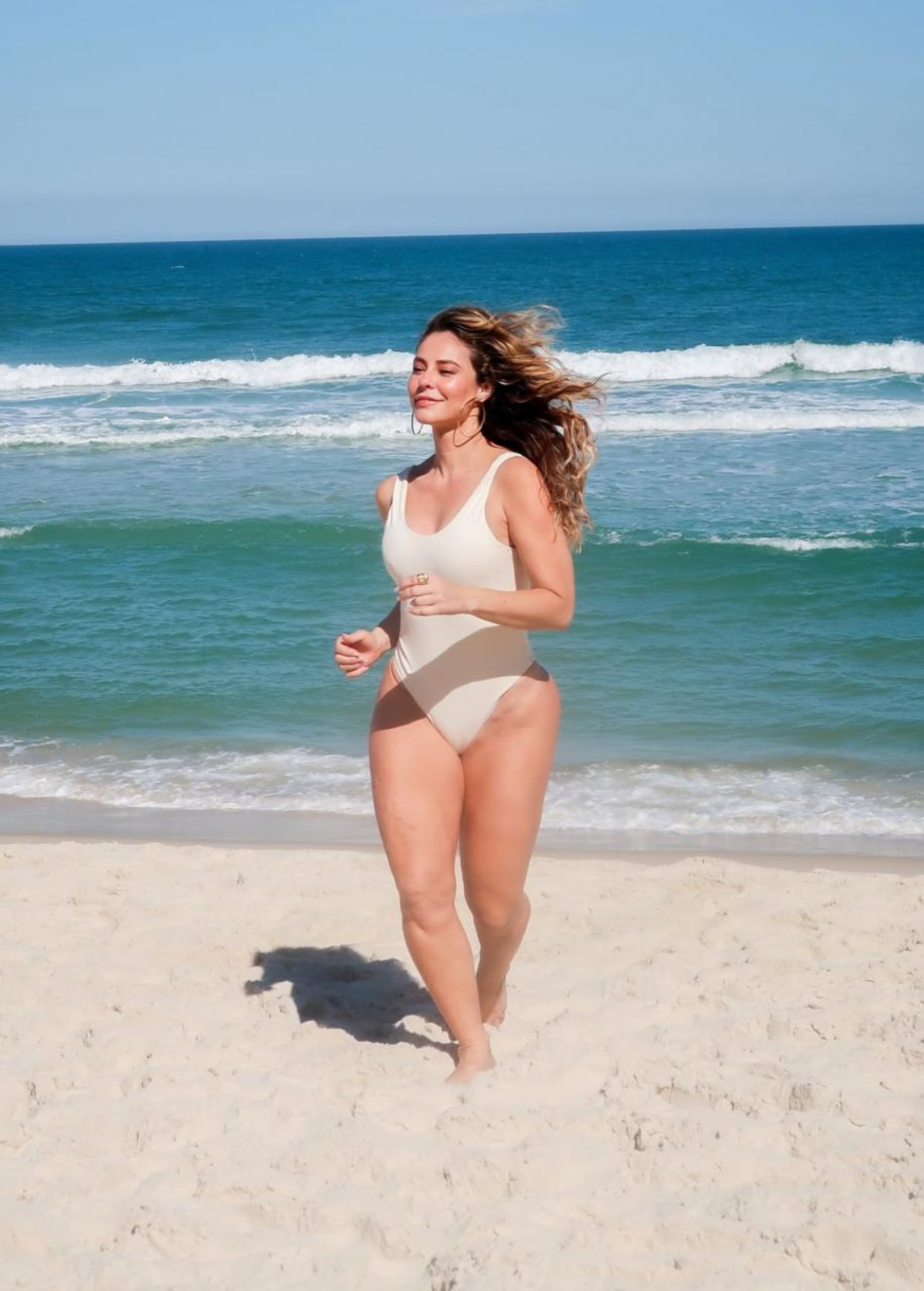Paolla Oliveira posa de maiô na praia  - Reprodução Instagram
