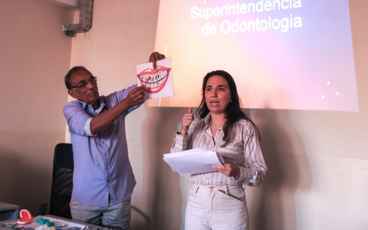 A cirurgiã-dentista Daniele Carvalhal abordou os \