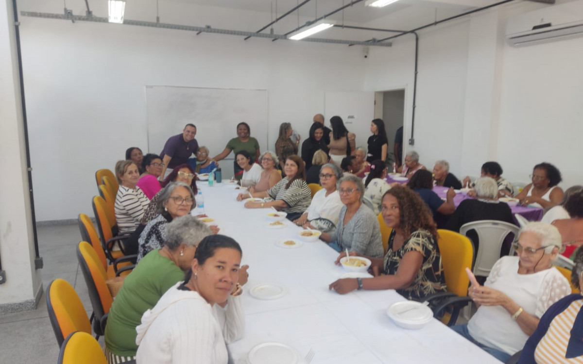 Grupo com 42 idosas, usuárias dos equipamentos sociais da Semasc, participou de um almoço em companhia do secretário Diogo Bastos