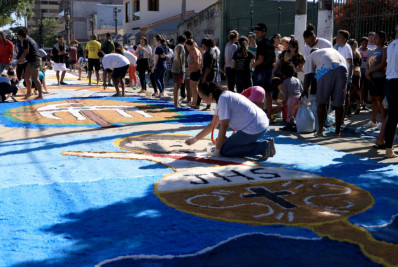 Tapetes de sal tomam conta da Agenor Caldas no feriado de Corpus Christi em Macaé