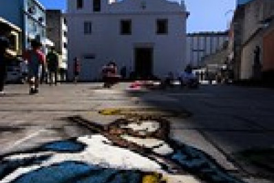 Feriado de Corpus Christi é celebrado com fé e beleza artística no centro de Angra