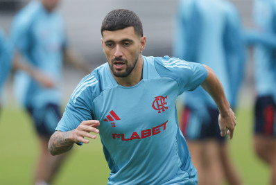 Arrascaeta e Luiz Araújo participam de treino do Flamengo e devem enfrentar o Chelsea
