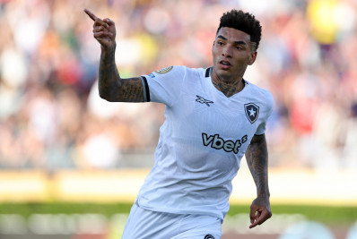 Botafogo faz história no palco do tetra, vence PSG e quebra jejum contra europeus