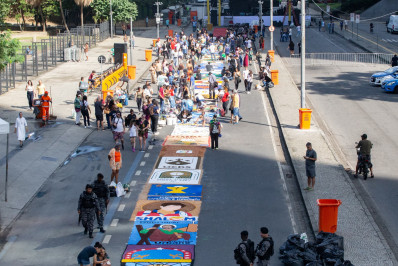 Comunhão, solidariedade e 50 tapetes de sal: fiéis celebram Corpus Christi na Catedral do Rio