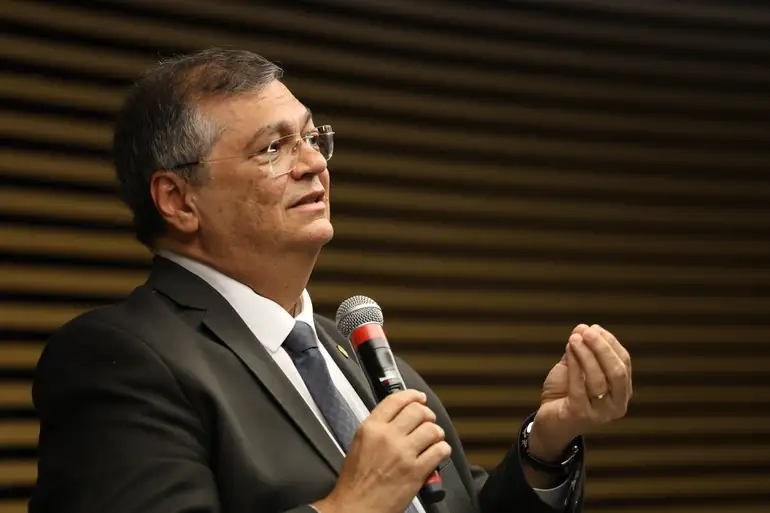 Discussão jurídica sobre IOF não duraria cinco minutos, diz Dino