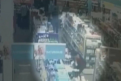 Funcionário de farmácia é indiciado após beijar criança de 6 anos na boca