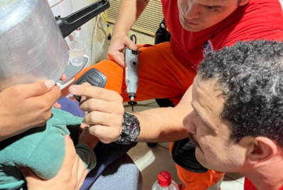 Menino de 2 anos fica com cabeça presa em panela de pressão