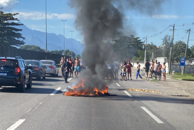 Protesto interdita parcialmente a Rodovia Rio-Magé