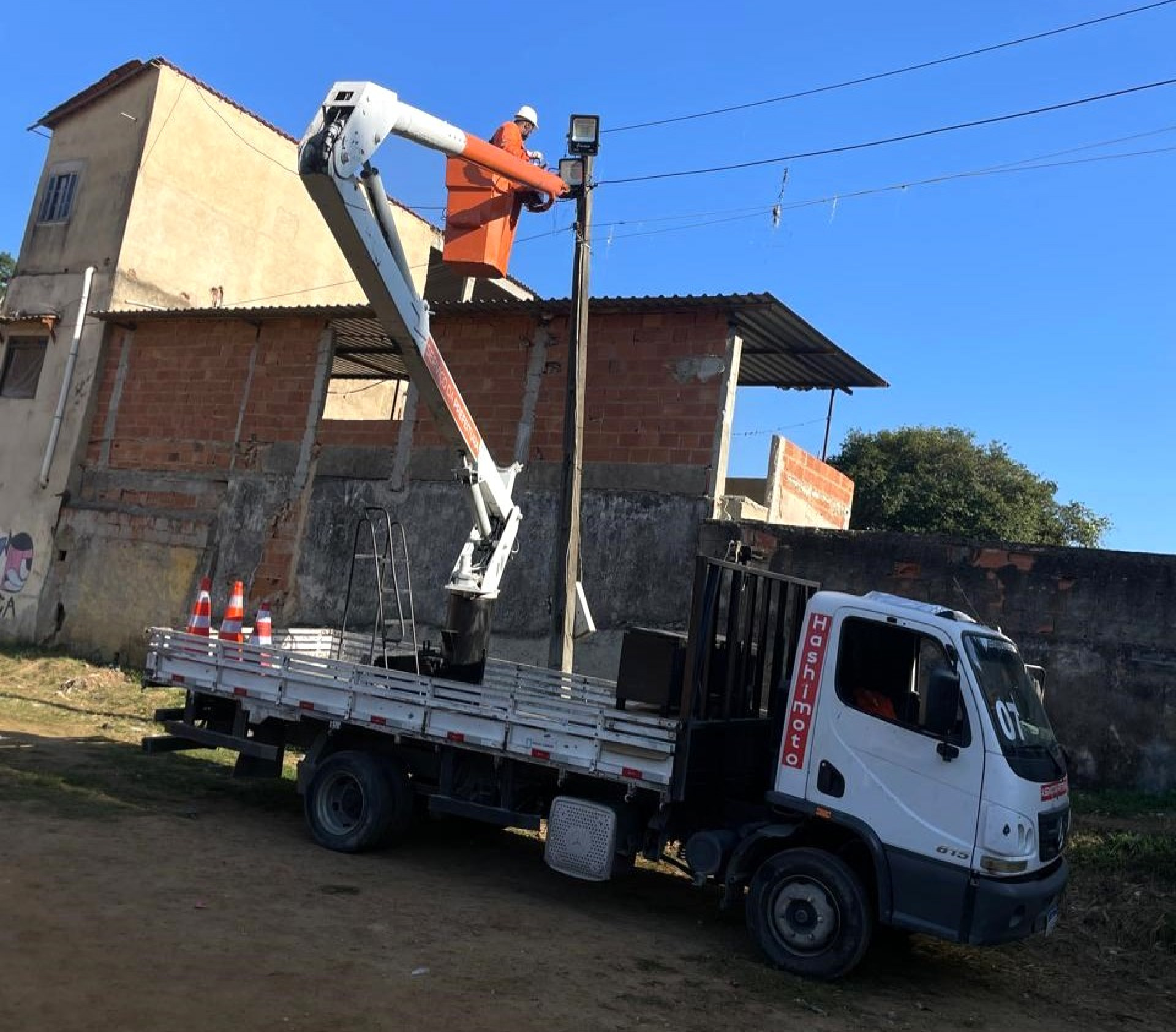 As equipes da Prefeitura fazem reparos na ilumina&ccedil;&atilde;o das ruas - PMBR