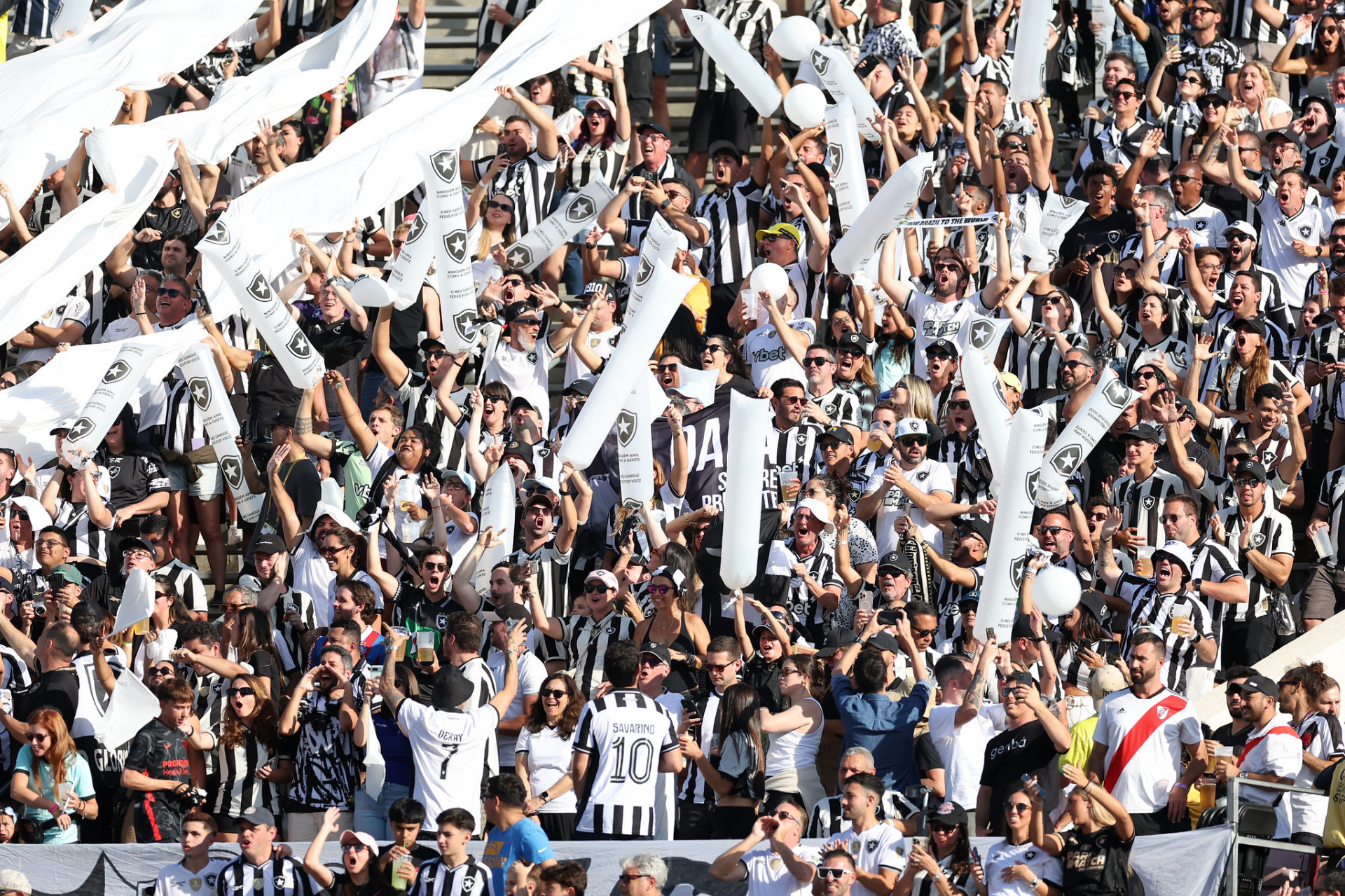 Torcida do Botafogo fez muita festa no Rose Bowl, em Pasadena - Vitor Silva/Botafogo