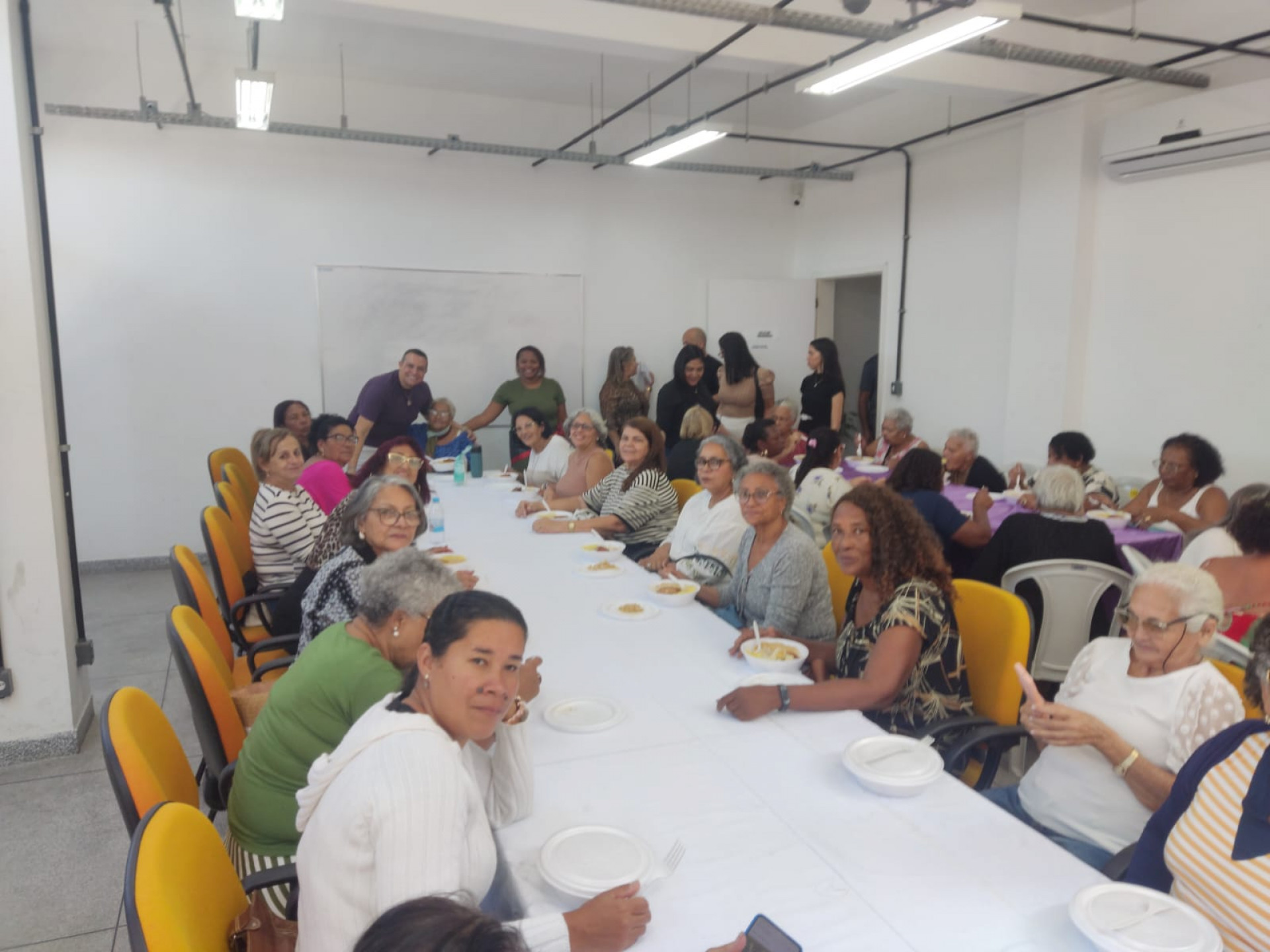 Grupo com 42 idosas, usu&aacute;rias dos equipamentos sociais da Semasc, participou de um almo&ccedil;o em companhia do secret&aacute;rio Diogo Bastos - Jo&atilde;o Victor Santana / PMBR  