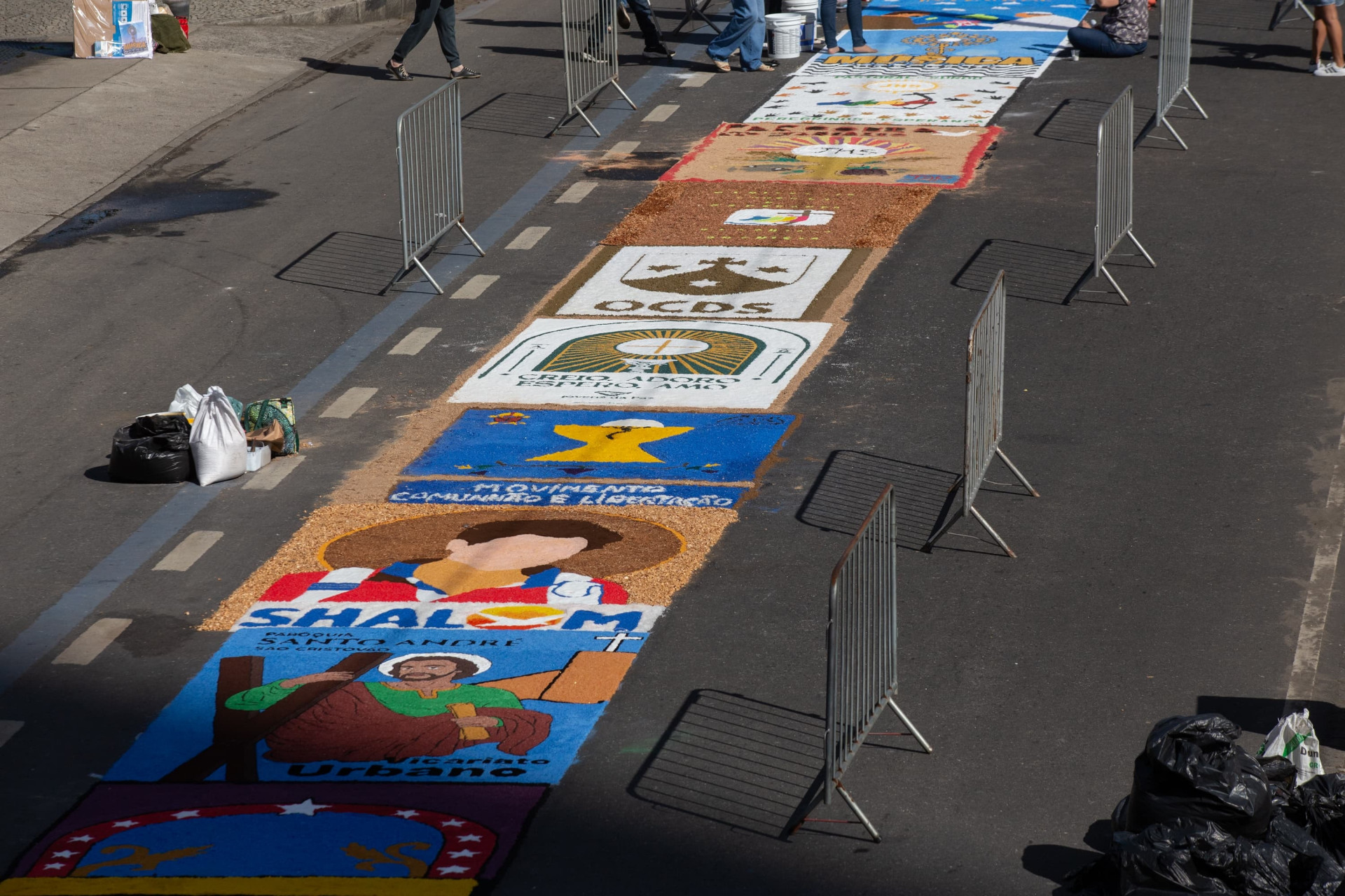 Cerca de 50 tapetes de sal coloriram a Avenida Chile em frente à Catedral nesta quinta (19) - Érica Martin/Agência O Dia