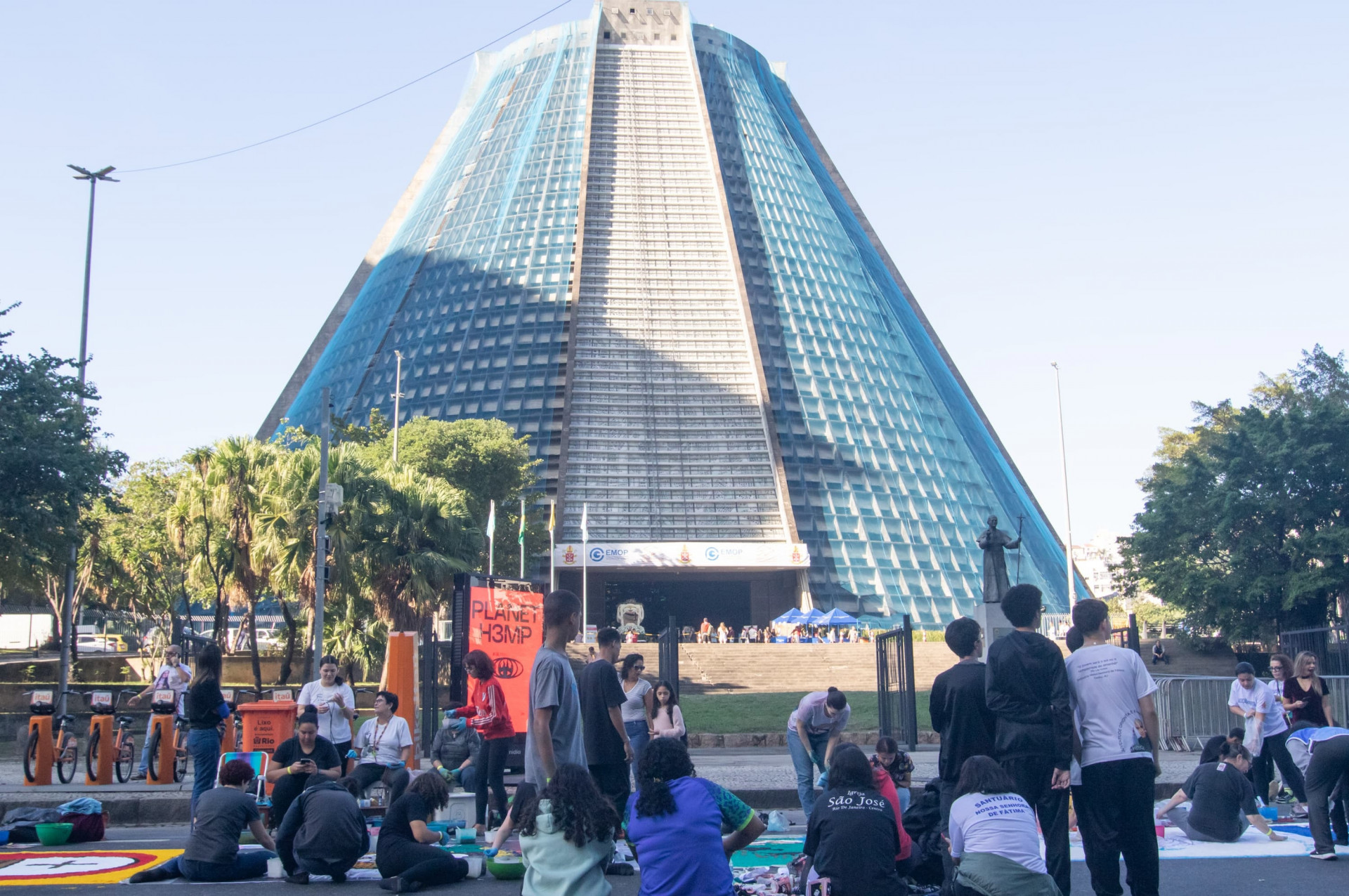 Fiéis se reuniram desde a madrugada desta quinta (19) em frente à catedral do Rio para produzir os tradicionais tapetes de sal - Érica Martin/Agência O Dia