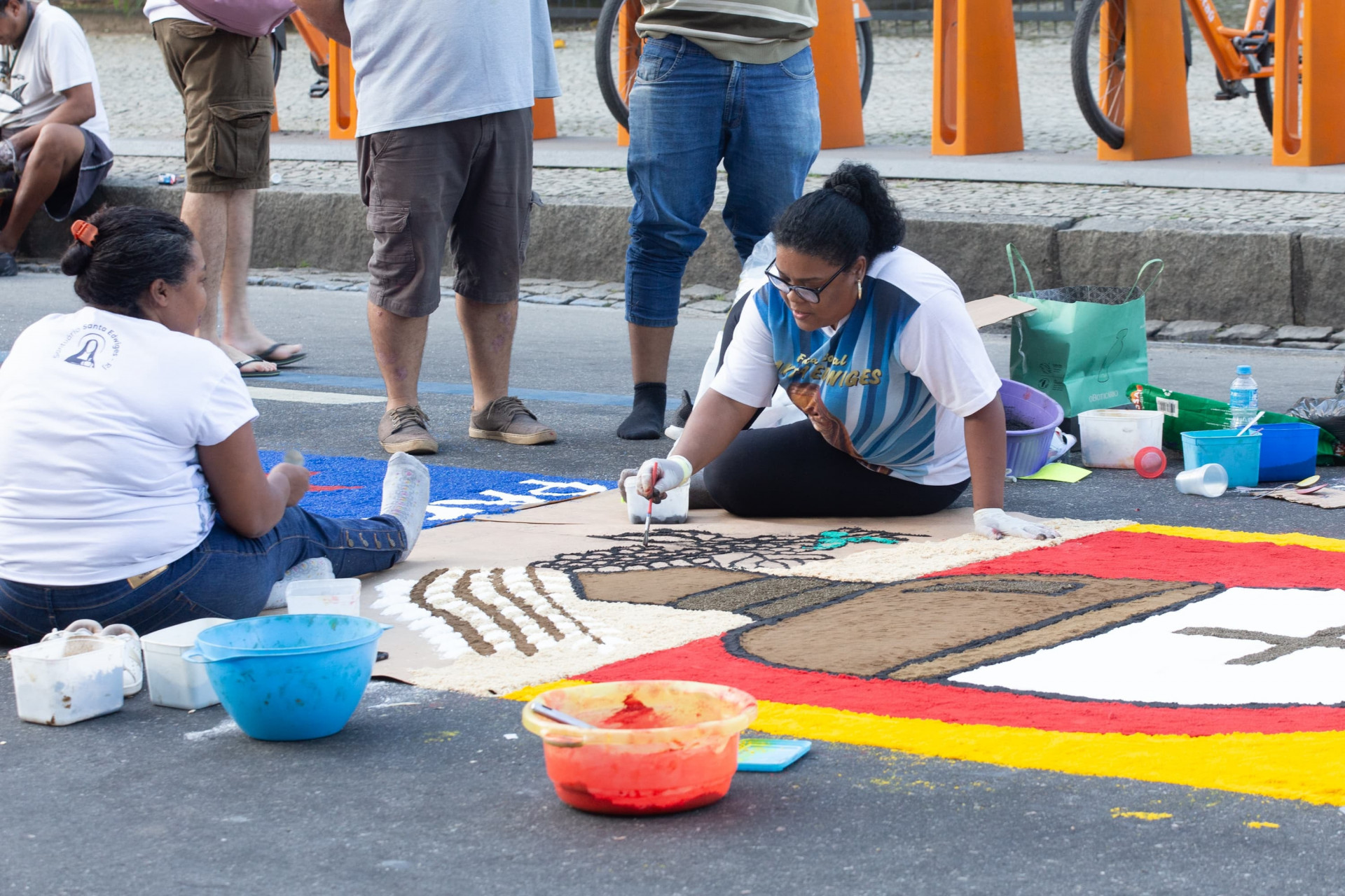 Fiéis se reuniram desde a madrugada desta quinta (19) em frente à catedral do Rio para produzir os tradicionais tapetes de sal - Érica Martin/Agência O Dia
