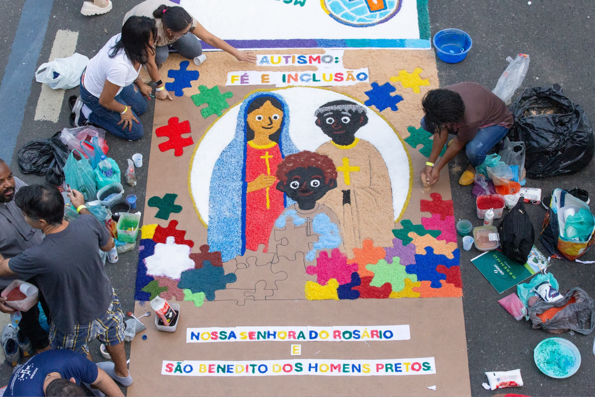 Fiéis se reuniram desde a madrugada desta quinta (19) em frente à catedral do Rio para produzir os tradicionais tapetes de sal - Érica Martin/Agência O Dia