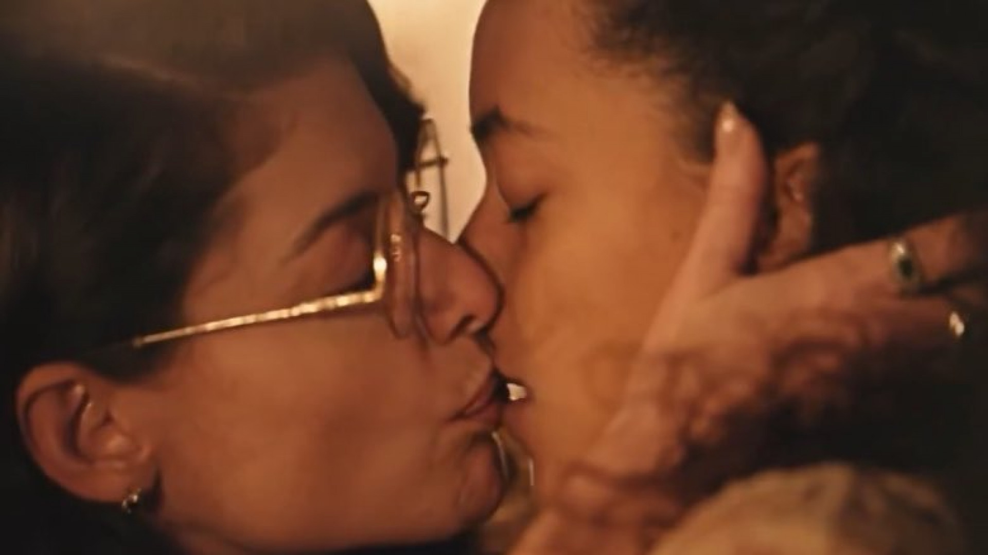 Alinne Moraes e Alice Carvalho dão primeiro beijo em 'Guerreiros do Sol' - Reprodução / Globoplay 