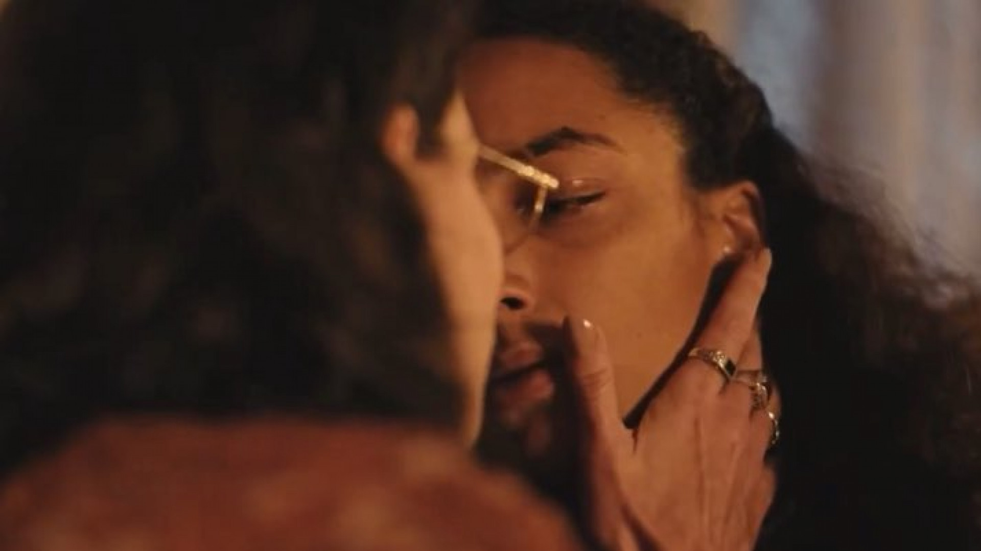 Alinne Moraes e Alice Carvalho dão primeiro beijo em 'Guerreiros do Sol' - Reprodução / Globoplay 