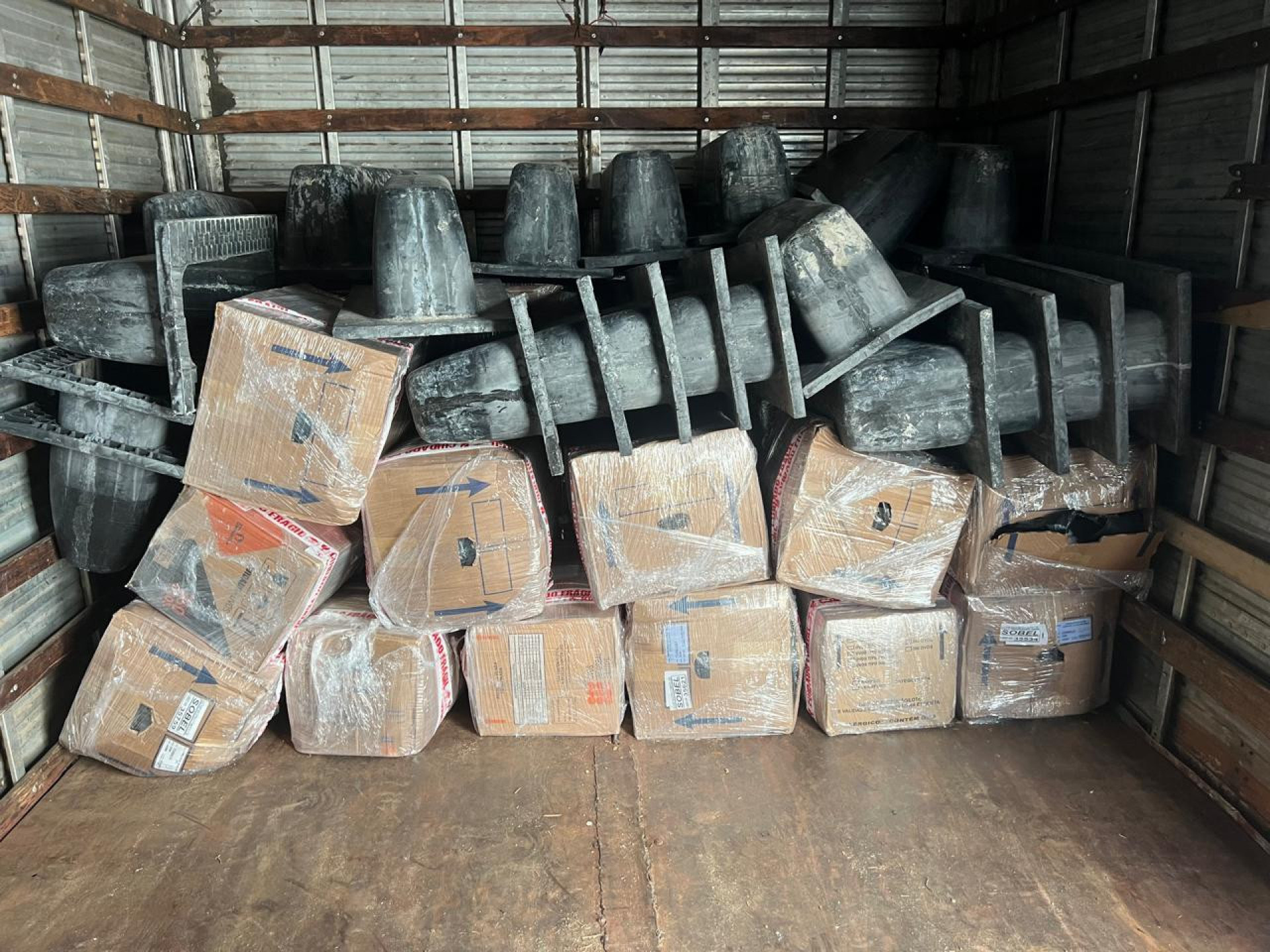 Drogas foram encontradas em meio a carga de materiais de construção - Divulgação / Polícia Federal