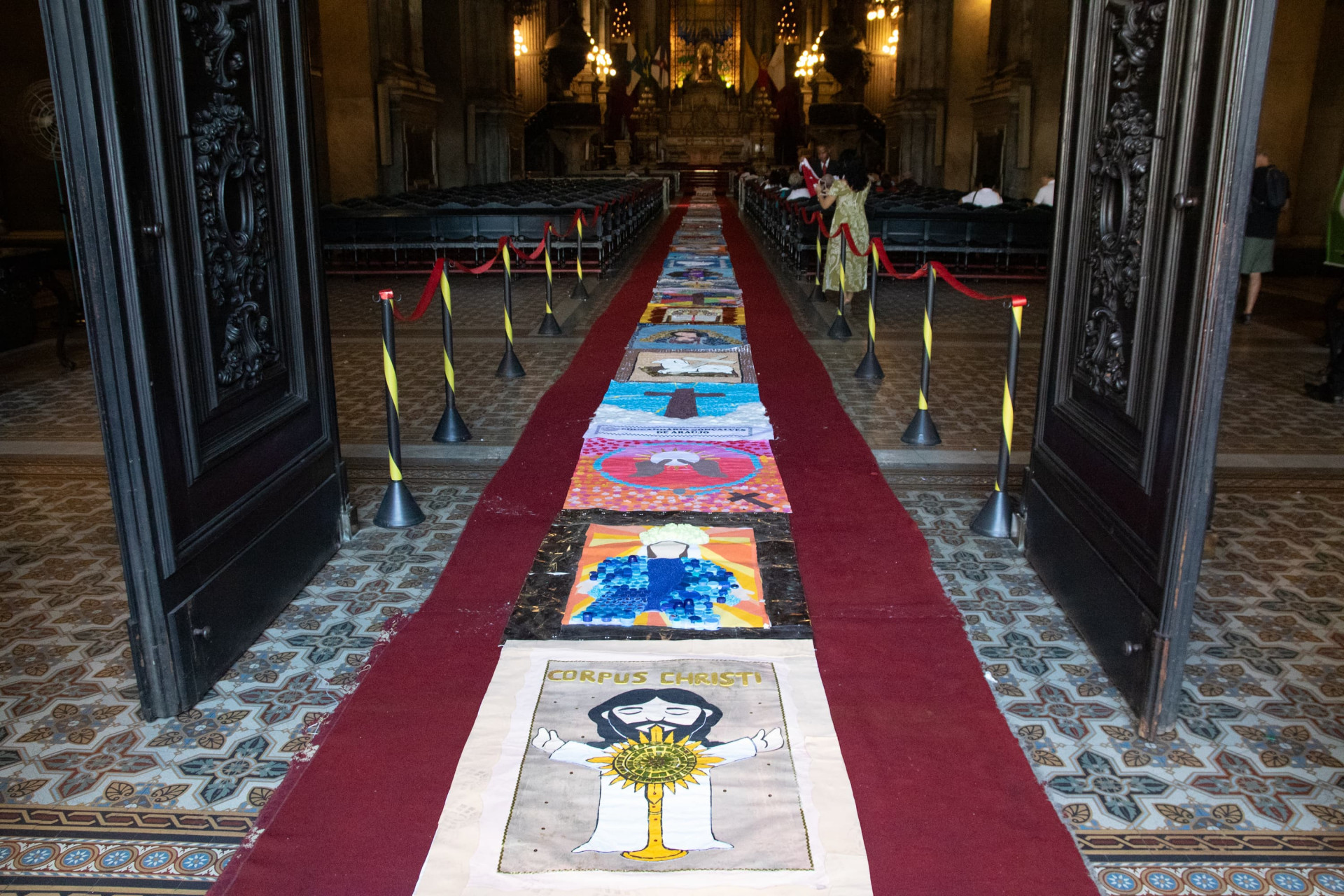 Tapetes de sal enfeitaram piso da Igreja de Nossa Senhora da Candelária - Érica Martin / Agência O Dia