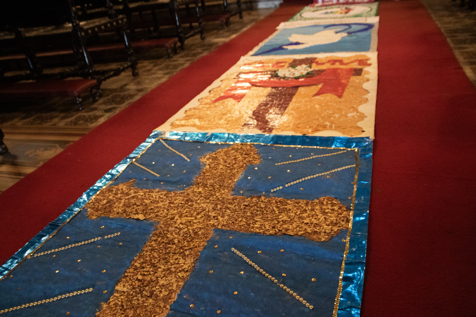 Tapetes de sal enfeitaram piso da Igreja de Nossa Senhora da Candelária - Érica Martin / Agência O Dia