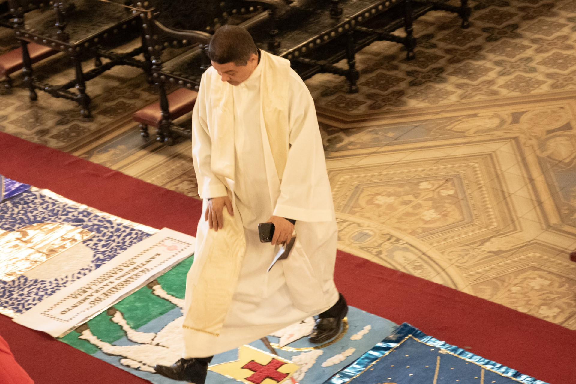 Tapetes de sal enfeitaram piso da Igreja de Nossa Senhora da Candelária - Érica Martin / Agência O Dia