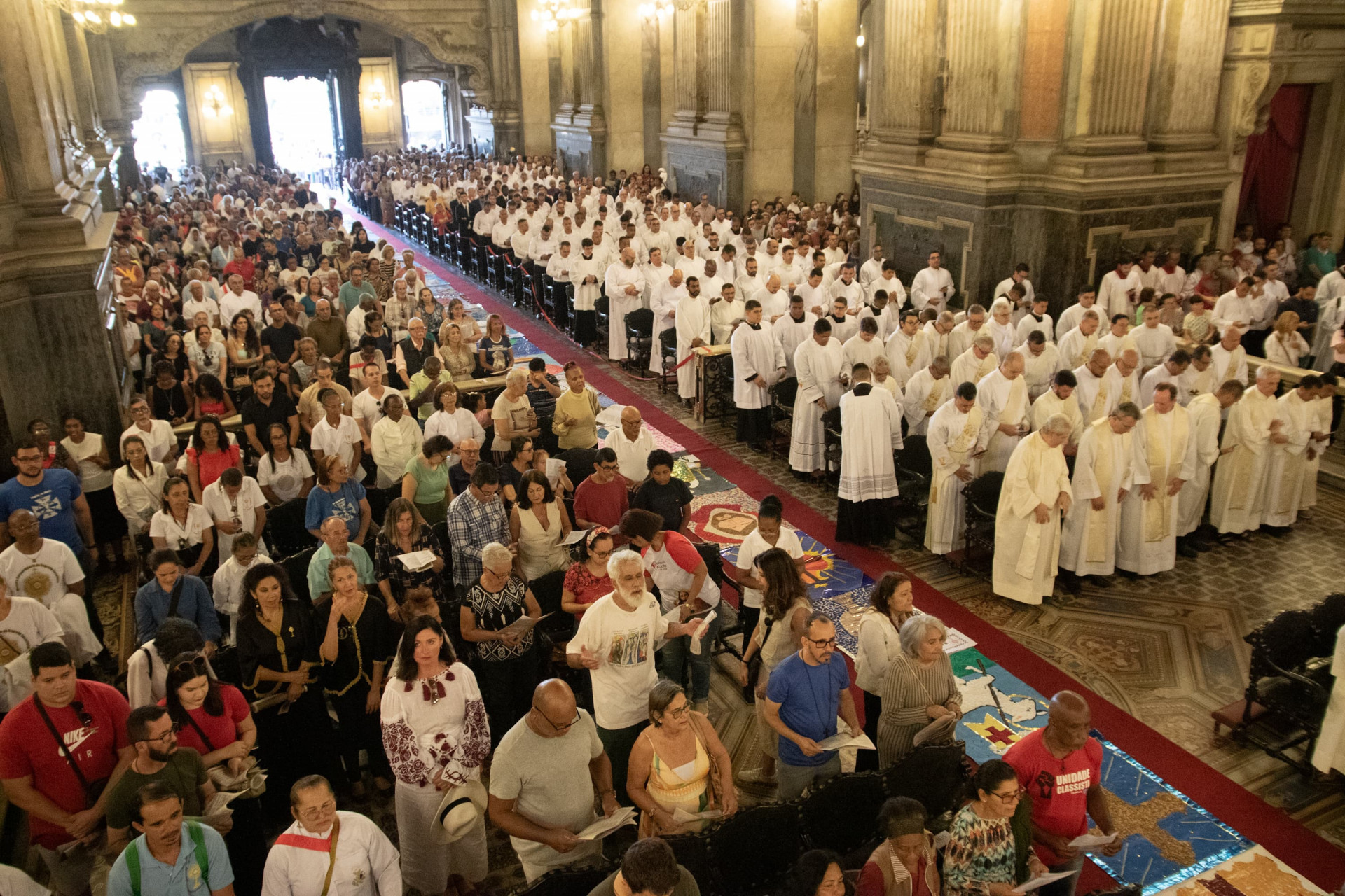 Fiéis celebraram missa na Igreja da Candelária antes da procissão de Corpus Christi - Érica Martin / Agência O Dia