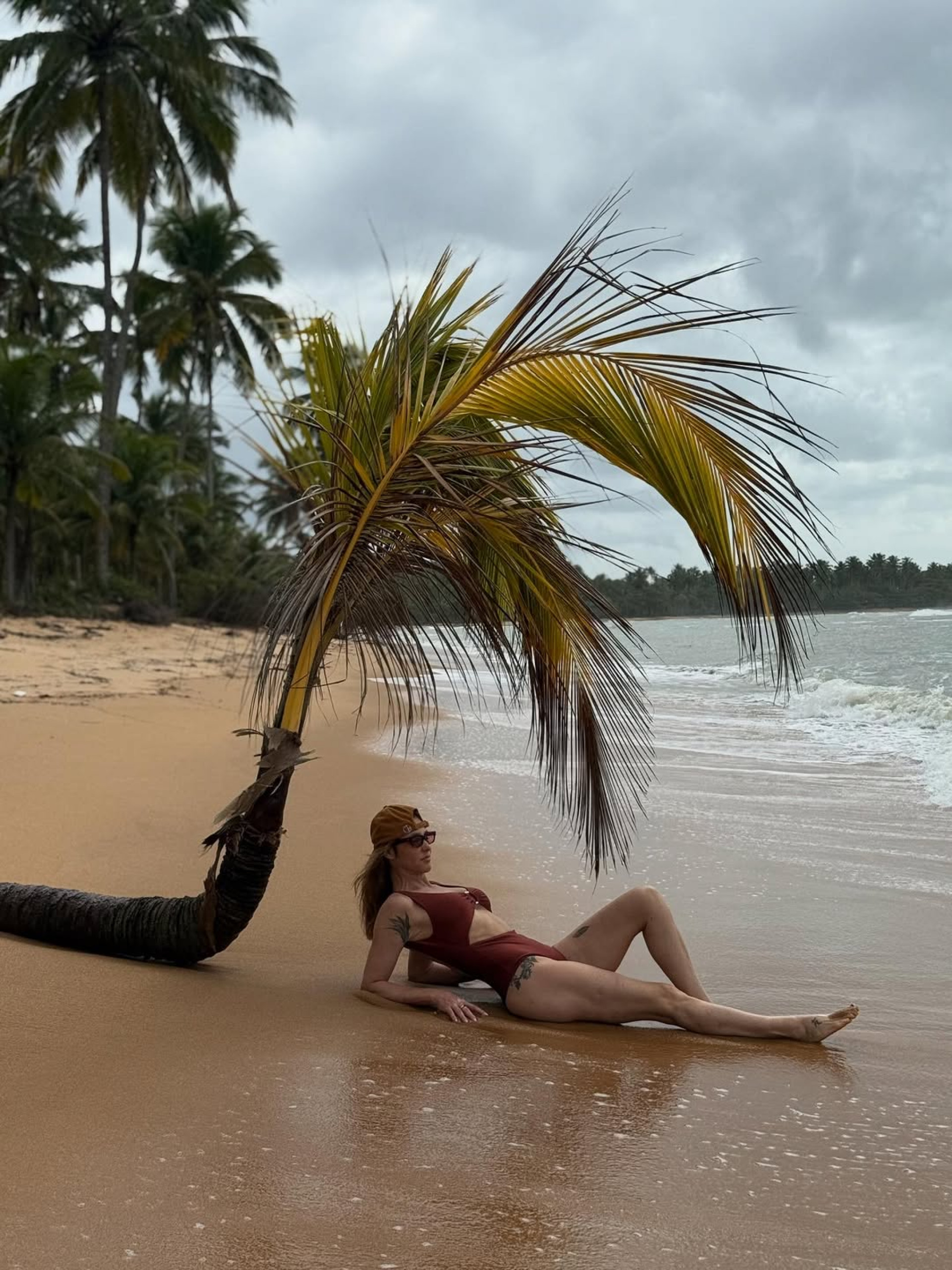 Na Bahia, Fernanda Lima posa à beira-mar com maiô ousado - Reprodução / Instagram