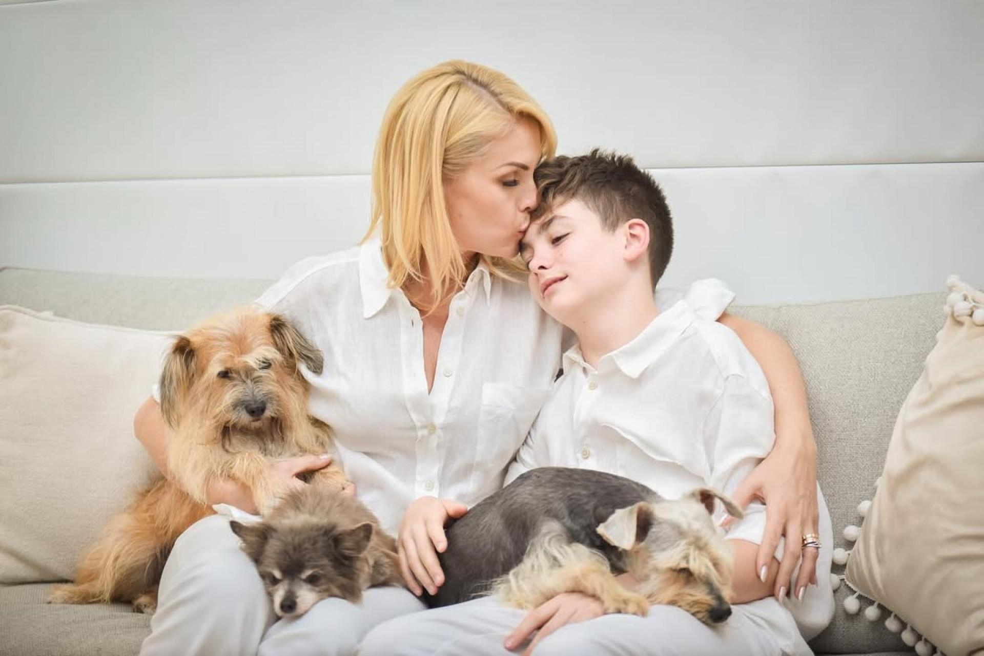 Ana Hickmann e o filho, Alezinho, com os cachorros de estimação da família - Reprodução/Instagram