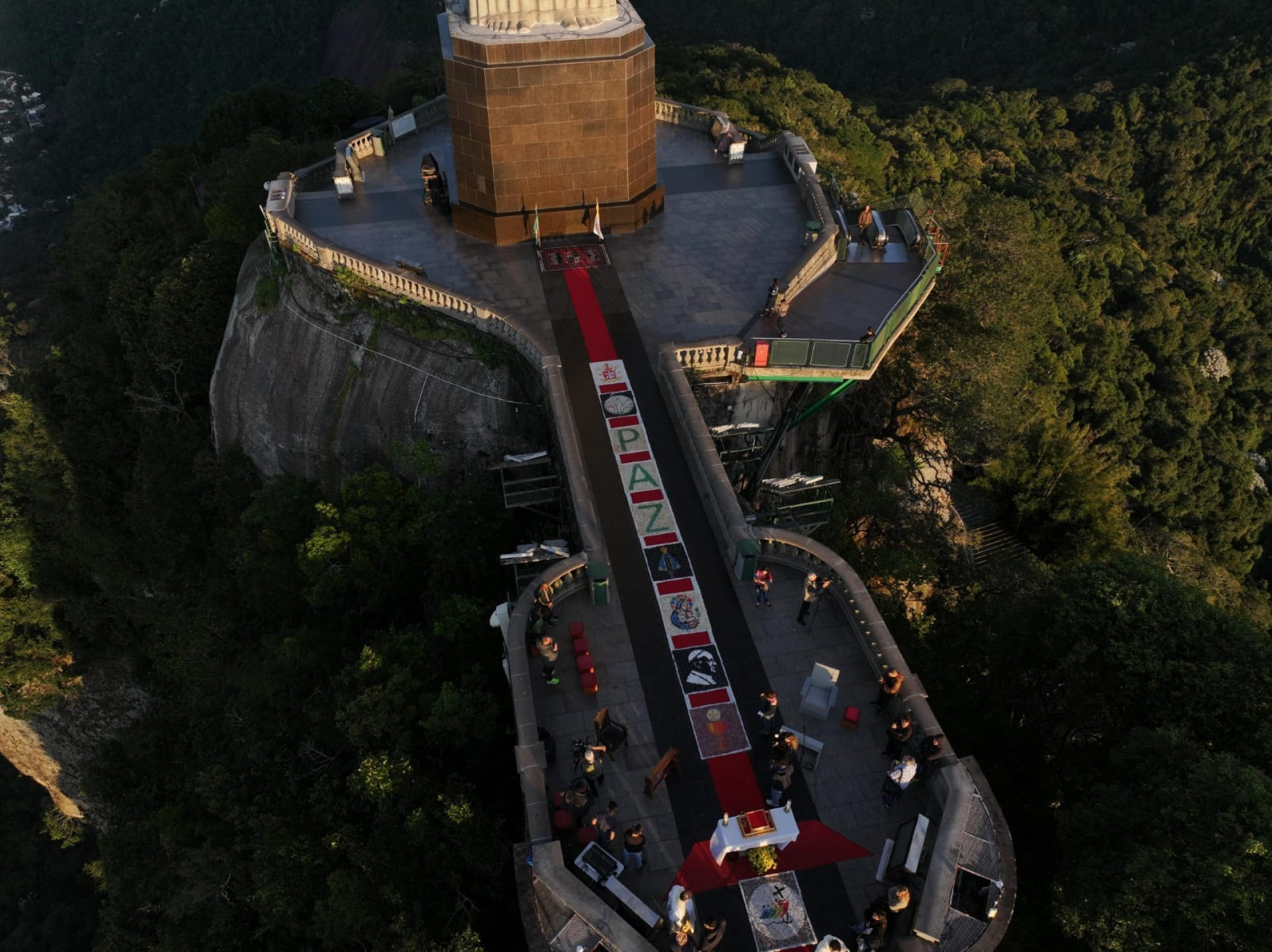 Tapete feito com 460 kg de tampinhas pl&aacute;sticas aos p&eacute;s do monumento do Cristo Redentor - Divulga&ccedil;&atilde;o/Santu&aacute;rio Cristo Redentor