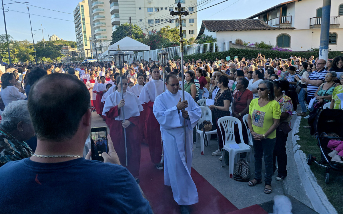 Fiéis percorrem o trajeto da procissão sobre tapetes artesanais que encheram de cor as ruas da Imbetiba