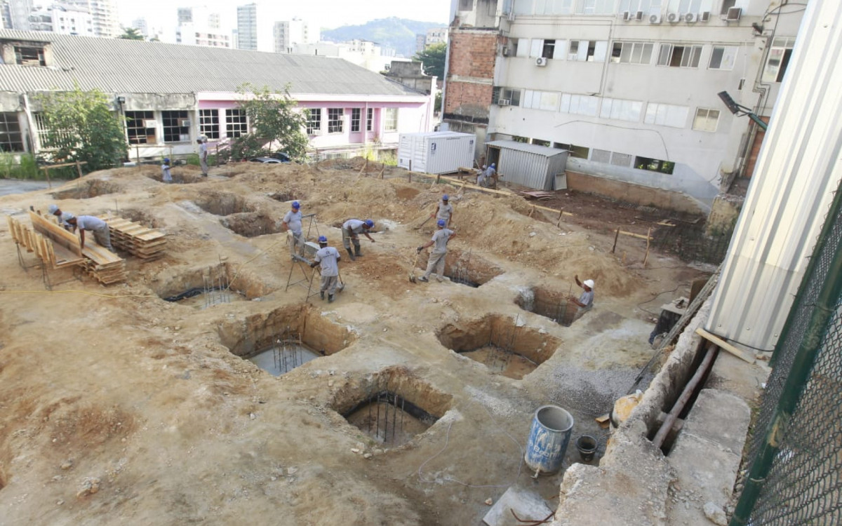 Operários trabalham nas obras do hospital
