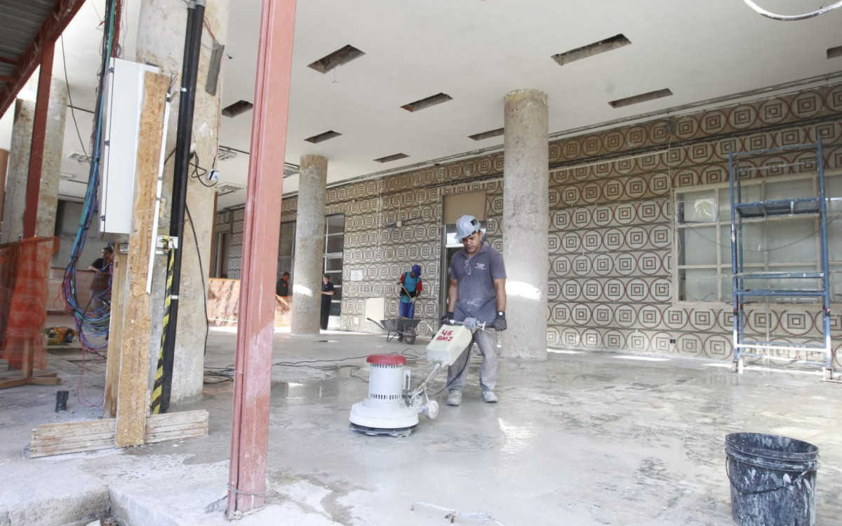 Mãos à obra: operários aceleram o trabalho