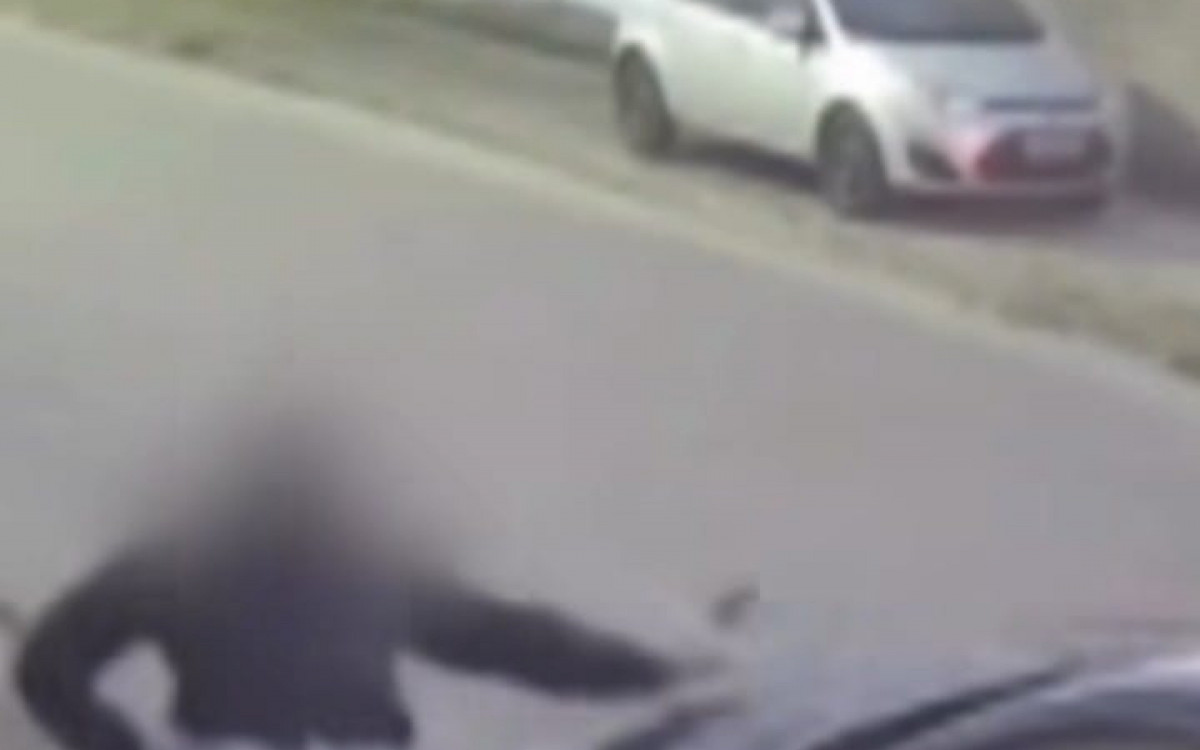 Policial Militar usa carro como escudo para se proteger do ataque dos criminosos