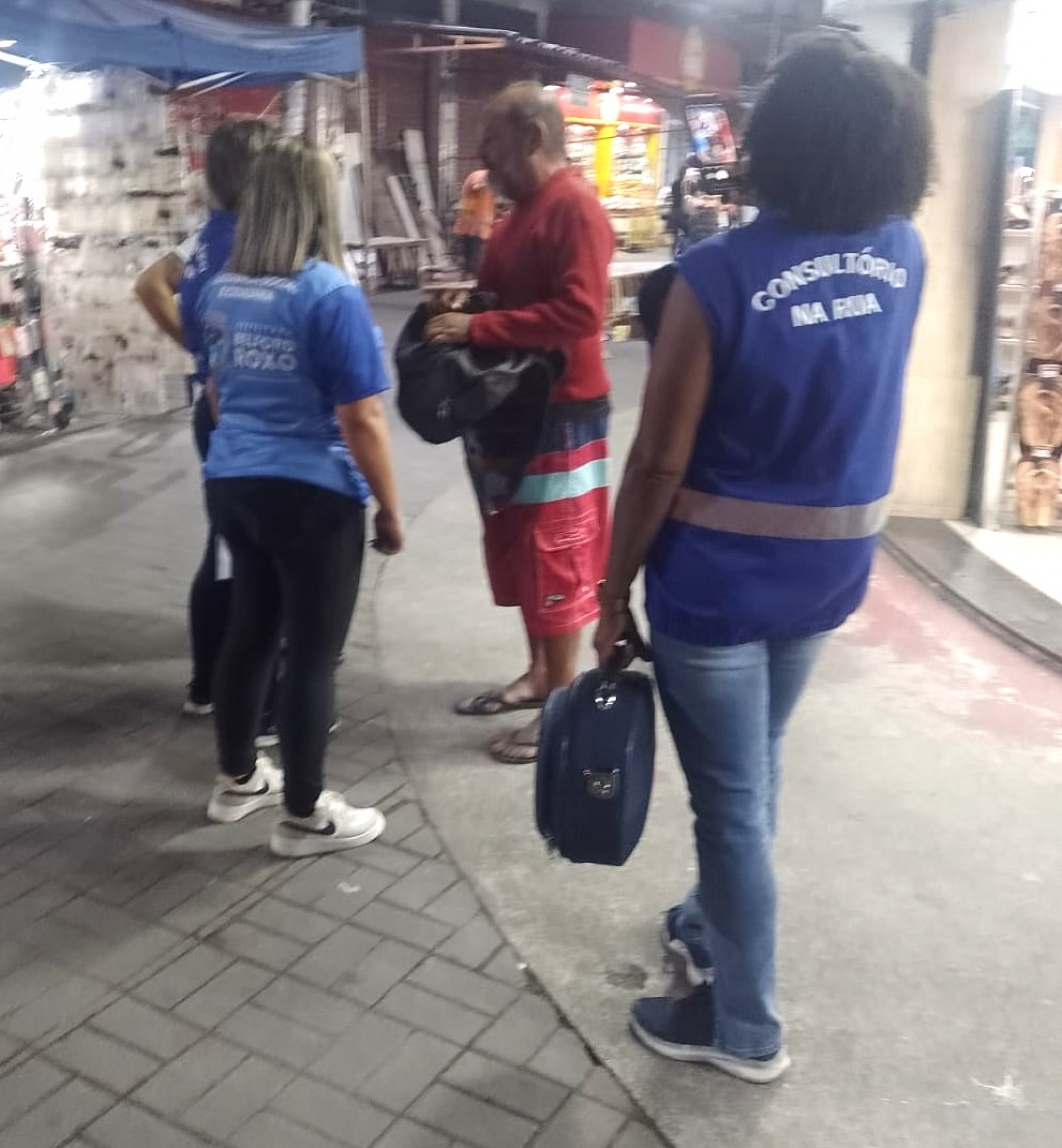 A abordagem ofereceu orienta&ccedil;&otilde;es sobre sa&uacute;de, atendimentos pontuais e encaminhamentos para consultas nas unidades de sa&uacute;de da prefeitura - Divulga&ccedil;&atilde;o/ PMBR