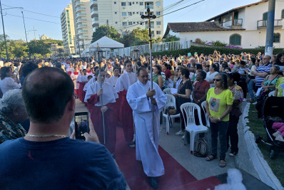 Tapetes de sal e fé marcam Corpus Christi em Macaé