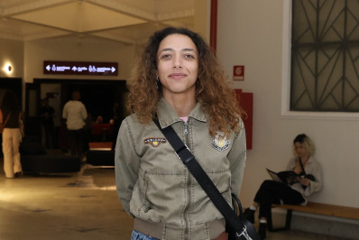 Alice Carvalho, de 'Guerreiros do Sol', prestigia espetáculo no Rio