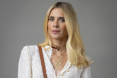 Carolina Dieckmann posa com novo visual de Leila em 'Vale Tudo'