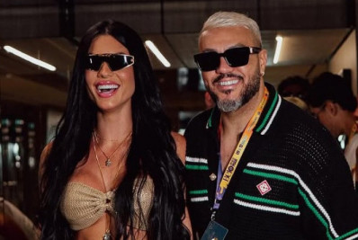 Belo presenteia namorada com flores e recado apaixonado