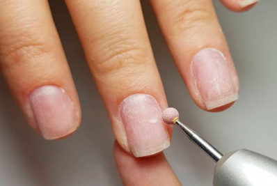 Manicure russa: conheça técnica que deixa as unhas mais duradouras