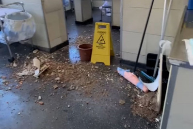 Placa de gesso cai em cima de funcionário do Hospital do Andaraí