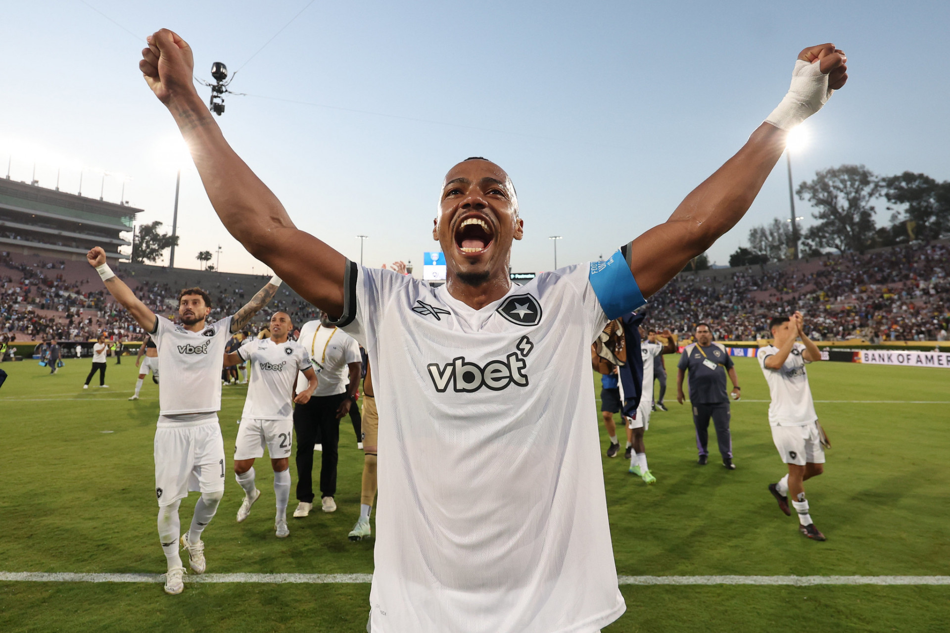 Marlon Freitas, ent&atilde;o capit&atilde;o do Botafogo, no jogo contra o PSG, em 2025 - Vitor Silva / Botafogo