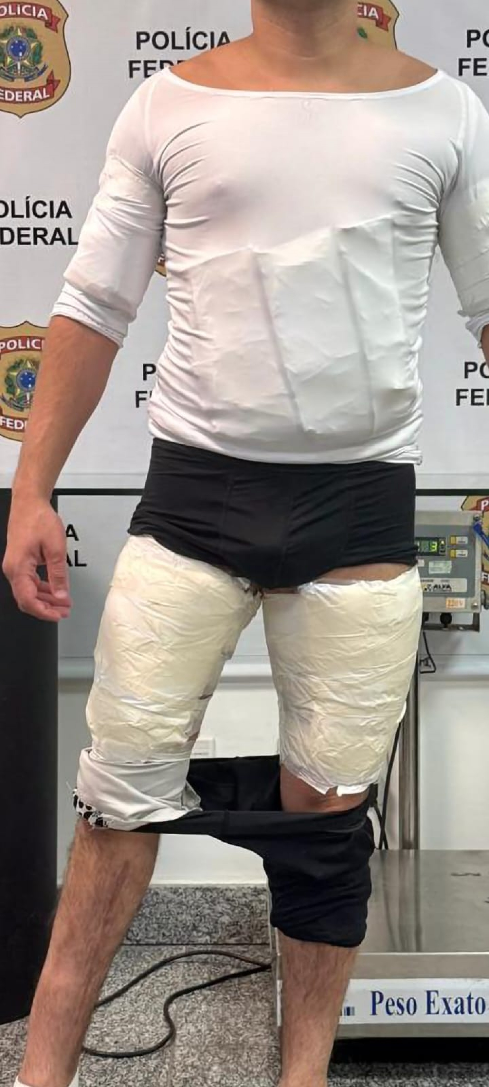 Detido prendeu a cocaína em seu corpo com fitas - Divulgação / Receita Federal