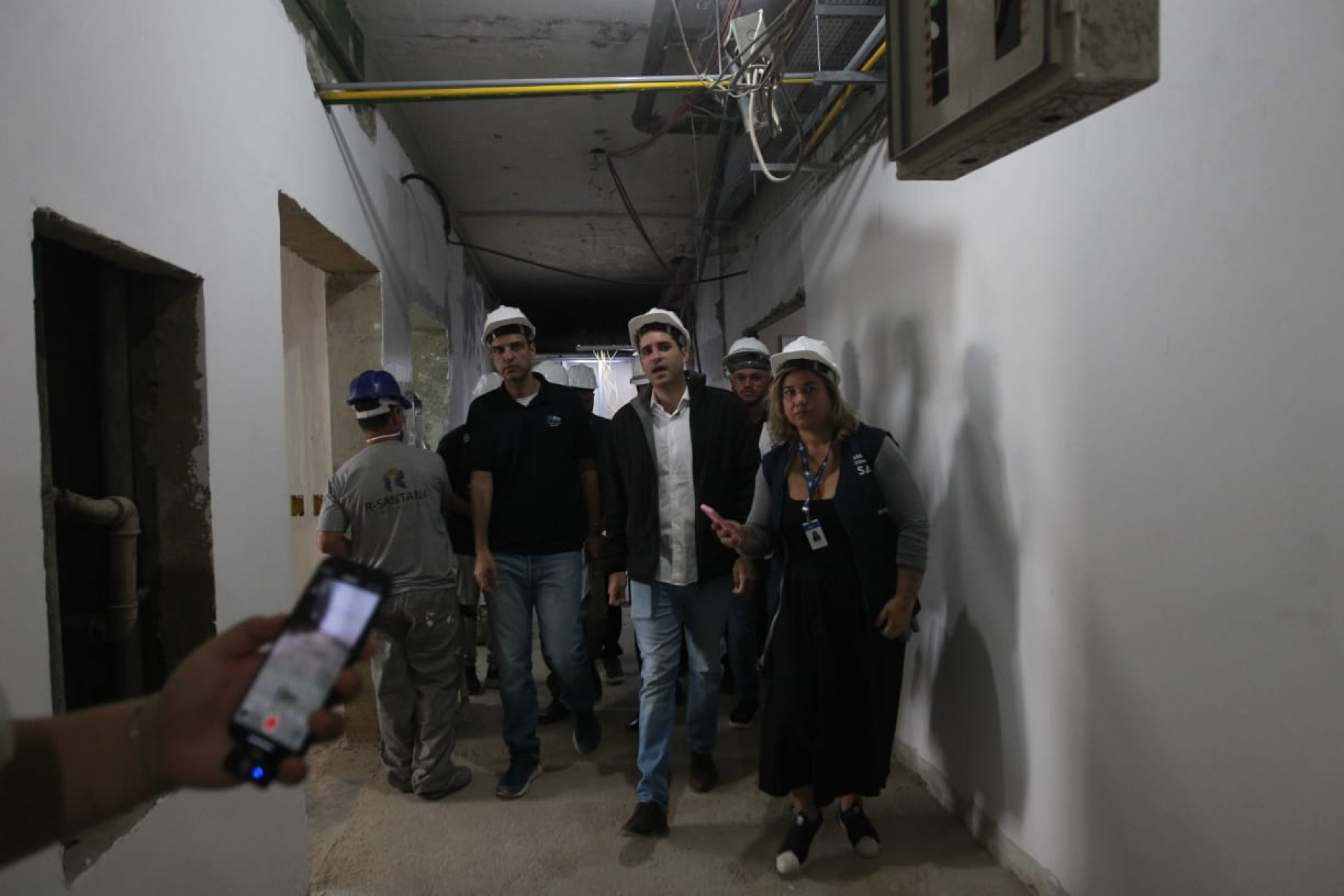 Comitiva da Prefeitura do Rio visita obra no HFA