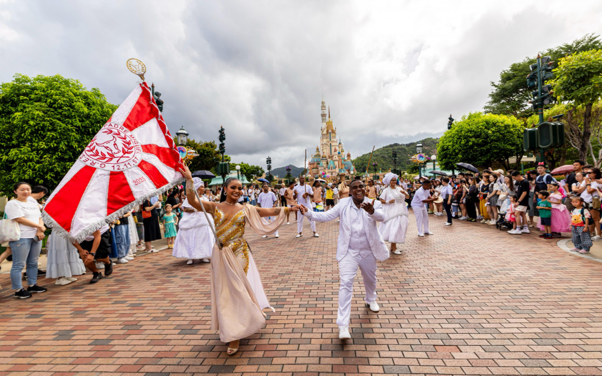 Segundo casal de mestre-sala e porta-bandeira da UPM, Emerson e Joana, durante exibição