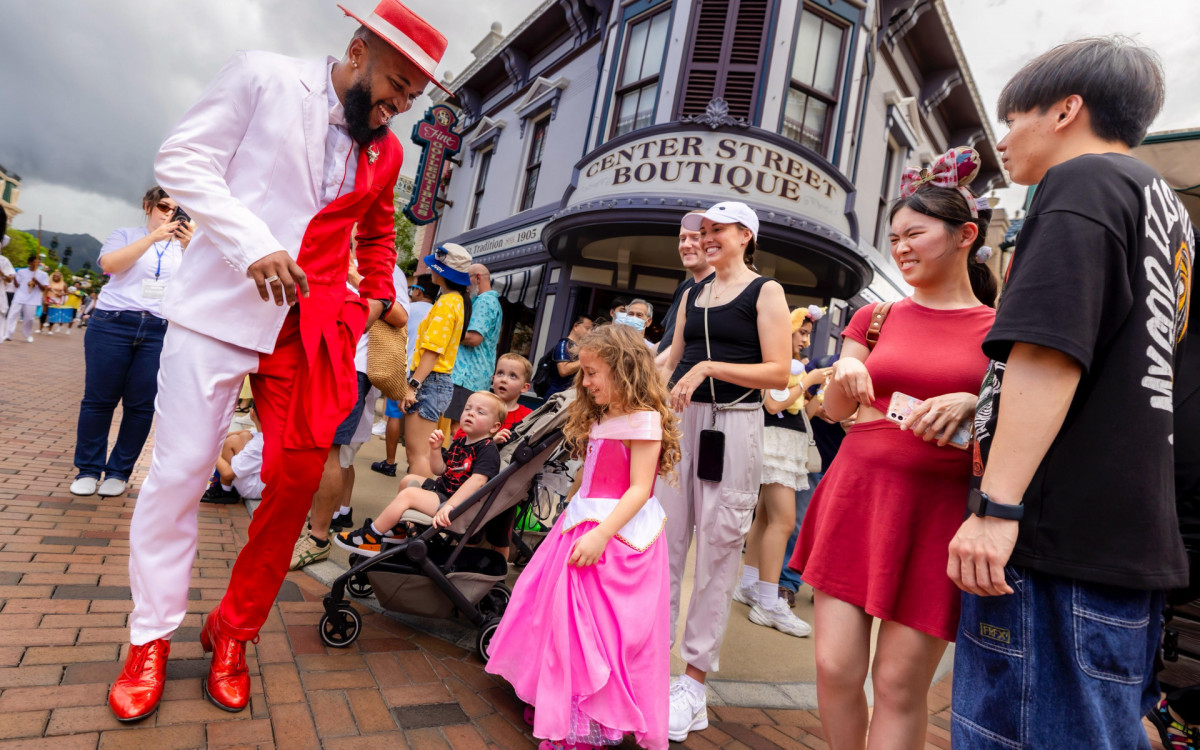 Passista interage com público durante show em parque