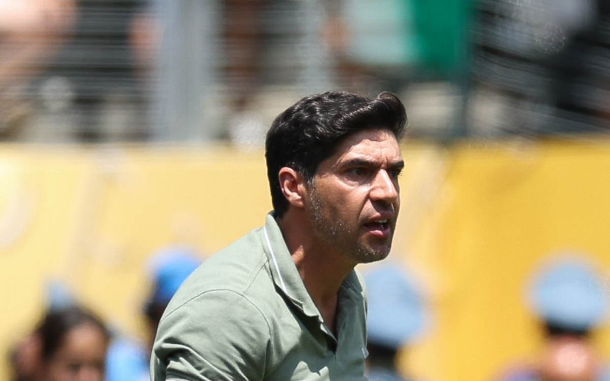 Abel Ferreira, treinador do Palmeiras, est&aacute; pendurado no Mundial