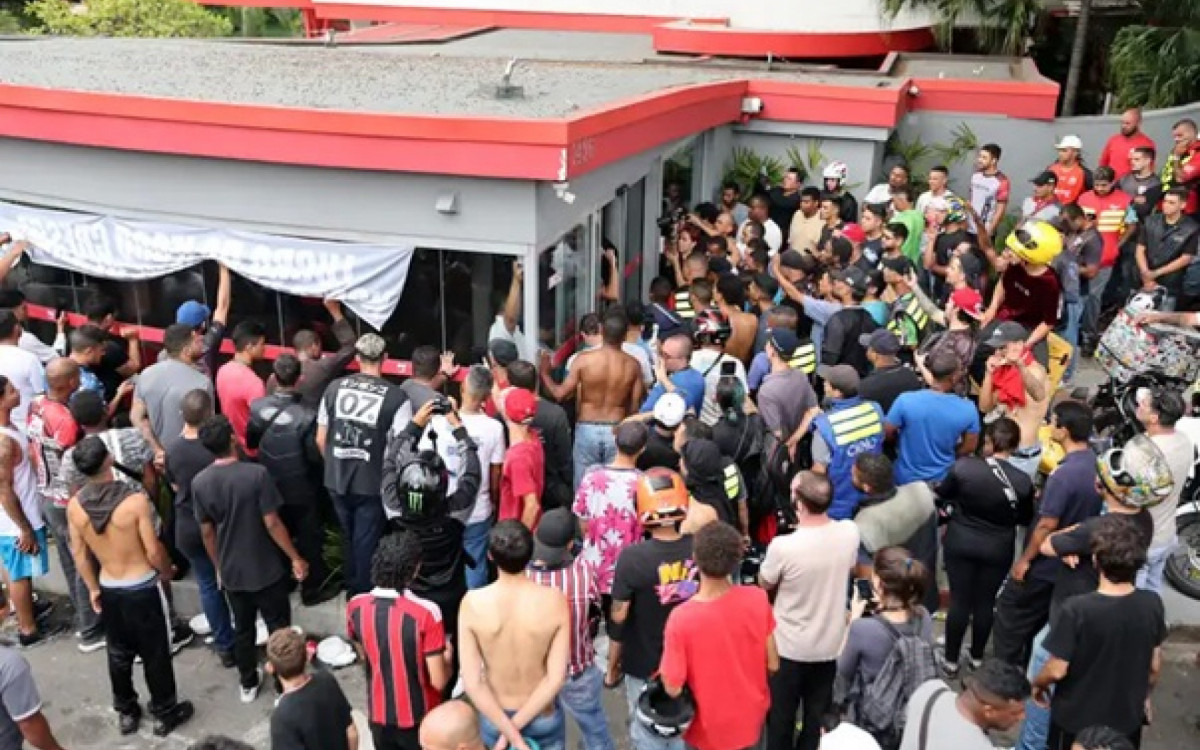 Entregadores de aplicativos de delivery em greve fazem manifestação na frente a sede do iFood em Osasco